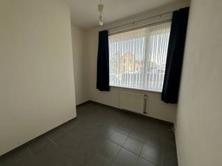 <p><span>Spacious 2-bedroom apartment in Gavere</span></p><p><span> </span></p><p><span>LAYOUT</span></p><p><span>The apartment consists of an entryway, a large living room with an open kitchen and an adjoining storage room, 2 bedrooms, and a bathroom.</span></p><p><span>A parking space is included with the apartment.</span></p><p><span>The apartment has a large terrace and a small garden.</span></p><p><span> </span></p><p><span>PRACTICAL INFORMATION</span></p><p><span>The apartment is available immediately.</span></p><p><span> </span></p><p><span>LOCATION</span></p><p><span>Located near the center of Gavere.</span></p><p><span>Quick access to the N60</span></p><p><span> </span></p><p><span>Schedule a viewing through our website immodhondt.be</span></p>