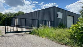 <span><span><strong>Te huur: veelzijdige en ruime bedrijfshal/magazijn op industrieterrein in Lanaken </strong></span><br />Bent u op zoek naar een goed bereikbare en functionele ruimte voor uw onderneming?<br /><br />Op het industrieterrein in Lanaken, Bedrijfsweg 32, bieden wij een ruime bedrijfshal/magazijn te huur aan. Deze locatie is ideaal voor opslag, distributie of lichte productieactiviteiten en combineert praktische faciliteiten met een strategische ligging.<br /><br /><span><strong>Waarom deze locatie interessant is voor uw bedrijf:</strong></span></span>
<ul>
	<li><span><strong>Topligging </strong>op een goed bereikbaar industrieterrein met vlotte verbinding naar belangrijke invalswegen en snelwegen;</span></li>
	<li><span><strong>Ruime en functionele hal</strong> met flexibele indelingsmogelijkheden, perfect geschikt voor opslag, logistiek of werkplaats; </span></li>
	<li><span><strong>Twee grote sectionale poorten</strong>, ideaal voor efficiënt laden en lossen van goederen; </span></li>
	<li><span><strong>Natuurlijke lichtinval</strong> via dakramen zorgt voor een aangename werkomgeving en lagere energiekosten; </span></li>
	<li><span><strong>Toegangsdeuren </strong>links van het gebouw.</span></li>
</ul>
<br /><span>Deze bedrijfshal biedt ondernemers de perfecte combinatie van ruimte, bereikbaarheid en functionaliteit.<br /><br />Neem vandaag nog contact met ons op voor meer informatie of om een bezichtiging te plannen, via het nummer <span><strong>+32 (0)89 23 44 22</strong></span> of mail naar <span><strong>info@immoverslegers.be</strong></span>! </span>
