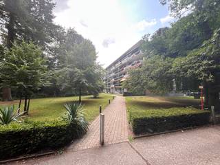 Aangenaam appartement in Residentie Zilverhof met parktuin.<br />Uitstekende locatie op wandelafstand van scholen, openbaar vervoer, winkels en belangrijke in- en uitvalswegen. Ook het centrum van Brasschaat is op ongeveer 5 km .<br />Inkomhal met grote vestiarekast en gastentoilet. Lichtrijke leefruimte met mooi zicht op de parktuin, volledig ingerichte keuken op keramische tegel.<br />Via de nachthal toegang tot een ruime badkamer met ligbad, wastafel in meubel en aansluiting voor wasmachine.<br />Achteraan bevinden zich twee slaapkamers op laminaat , verder nog een ruime derde kamer dat dienst kan doen als dressing of bureelruimte.<br />Private kelder voorzien.<br />Veplicht om een ondergrondse autostaanplaats mee aan te kopen voor 25.000 euro.