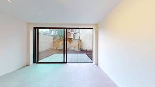 <p><strong>Nieuw twee-slaapkamerappartement op absolute toplocatie op 't Zuid. </strong><br /><br />Het <strong>appartement</strong> is gelegen op de gelijkvloers van een <strong>kleinschalige residentie</strong> met 7 units, op <strong>wandelafstand van de Marnixplaats, Gedempte Zuiderdokken en Mechelsplein.</strong><br /><br />Dankzij de grote raampartijen langs beide kanten, geniet u van een <strong>super</strong> <strong>lichte en ruime leefruimte. </strong>Aan de<strong> </strong>ene zijde een <strong>ruime eetplaats</strong> met aansluitend de open keuken, uitgerust met alle gebruikelijke toestellen. Anderzijds heeft u <strong>een aangename zitruimte</strong> dewelke toegang geeft tot een<strong> rustig gelegen zuid oost georiënteerde stadstuin</strong>.<br /><br />Vervolgens heeft u de <strong>hoofdslaapkamer, rustig gelegen aan de achterkant, </strong>met <strong>ensuite</strong> <strong>badkamer</strong> voorzien van <strong>douche, wastafel en toilet</strong>. Het appartement beschikt over <strong>een tweede slaapkamer</strong> met ensuite badkamer voorzien van douche, toilet en wastafel. De <strong>berging</strong> is voorzien van <strong>aansluitingen voor wasmachine en droogautomaat</strong>. <strong>Separaat toilet in de inkomhal.</strong><br /><br />Een <strong>kelderberging nr 4 op -2 </strong>is inbegrepen in de prijs. <strong>Ondergrondse parkeerplaats nr 4 op -1 verplicht bij te huren aan 165 EUR/ maand. </strong><br /><br /><strong>Bijzonderheden:<br /></strong>- Eerste bewoning <br />- Vloerverwarming + zonnepanelen in het gebouw<br />- Fietsenstalling <br />- Mogelijkheid om elektrische wagen/ fiets te laden<br />- Verwacht energiepeil E30<br />- Ruim en licht doorzon appartement<br />- Absolute toplocatie op 't Zuid<br />- Rustig gelegen</p>