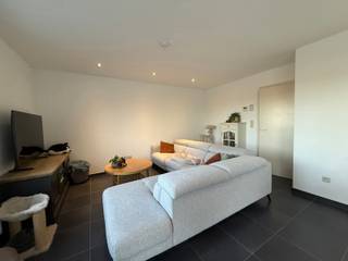 Het appartement is gelegen op de eerste verdieping en is vlot bereikbaar met de lift.Via de inkomhal betreedt u de lichtrijke woonkamer met open...