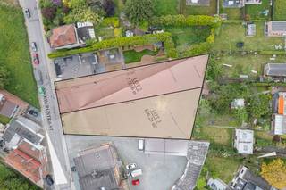 <p>Looking for the perfect location to build your future home? This building plot in Dilbeek offers an excellent combination of space, flexibility and a pleasant residential setting.</p><p>The plot is designated for the construction of a semi-detached single-family home and provides ample opportunities to create a property tailored to your personal needs and preferences. In addition to residential use, complementary activities such as a home office or professional practice are permitted.</p><p>The urban planning regulations offer generous building possibilities while ensuring an attractive and harmonious streetscape.</p><p><strong>Key features:</strong></p><ul><li><p>Building plot for a <strong>semi-detached family home</strong></p></li><li><p>Suitable for a <strong>home office or professional practice</strong></p></li><li><p>Building line positioned <strong>4 metres behind the street boundary</strong></p></li><li><p>Maximum building depth:</p><ul><li><p><strong>15 metres on the ground floor</strong></p></li><li><p><strong>12 metres on the first floor</strong></p></li></ul></li><li><p>Maximum of <strong>2 full storeys</strong></p></li><li><p>Optional attic or roof level</p></li><li><p>Choice between a <strong>flat roof or pitched roof</strong></p></li><li><p>Full basement construction permitted</p></li><li><p>Detached outbuilding allowed up to <strong>40 m³</strong></p></li></ul><p>Located in the sought-after municipality of Dilbeek, this plot combines the tranquillity of a green residential environment with excellent connections to Brussels and nearby amenities. An outstanding opportunity to build a modern home designed entirely around your lifestyle and future needs.</p>