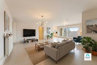 Centrum Roeselare - Ruim Instapklaar energiezuinig App met 3 slpk en garage<br /><br />Ruim en luxueus appartement met 3 slaapkamers in hartje Roeselare<br />Op zoek naar een instapklaar appartement met 2 terrassen dat ruimte, comfort én een topligging combineert?<br />Dan is dit uitzonderlijk appartement van maar liefst 163 m² bewoonbare oppervlakte precies wat u zoekt.<br />Gelegen in het centrum van Roeselare, geniet u hier van een uitstekende locatie met alle winkels, horeca, openbaar vervoer en voorzieningen op wandelafstand. Toch staat wooncomfort centraal dankzij de kwalitatieve en luxe afwerking die doorheen het hele appartement werd doorgetrokken.<br />Het appartement beschikt over drie volwaardige slaapkamers, ideaal voor gezinnen, thuiswerk of wie gewoon graag ruim woont. Dankzij de goede EPC-score en conforme elektriciteit woont u hier niet alleen comfortabel, maar ook energiezuinig en zorgeloos.<br /><br />Extra troef: een garage is afzonderlijk aan te kopen, wat een absolute meerwaarde is in het centrum.<br /><br />Troeven:<br />Topligging in centrum Roeselare<br />163 m² bewoonbare oppervlakte<br />3 ruime slaapkamers<br />Instapklaar en luxueus afgewerkt<br />Goede EPC-score<br />Conforme elektriciteit<br />Mogelijkheid om garage aan te kopen. (+ 23.000 euro)<br />Een uniek aanbod voor wie ruimte, luxe en een centrale ligging weet te appreciëren.<br /><br />Wacht niet te lang om deze unieke kans te grijpen. Kom het zelf ontdekken en ervaar de verschillende mogelijkheden die deze woning te bieden heeft. Wij staan klaar om u te verwelkomen in uw toekomstige droomhuis! Bel ons vrijblijvend op voor een bezoek en info. Wij begeleiden u graag met de glimlach op zoek naar uw droomwoning . T. 051 62 40 40.