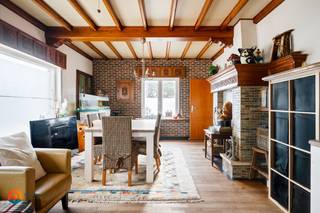 Op een goede locatie te Putte bevindt zich deze te renoveren woning met 3 slaapkamers en gezellige tuin. U bevindt zich hier op een centrale ligging, nabij het centrum met winkels, scholen en het openbaar vervoer alsook nabij belangrijke invalswegen.<br /><br />We betreden de woning via de leefruimte. Deze lichtrijke leefruimte kan u inrichten met een gezellige zithoek en aparte eetplaats. Aangrenzend bevindt zich de keuken, dewelke voorzien is van de voornaamste toestellen. Via de keuken komen we in de ruime veranda en aanpalende berging / wasplaats. Verder beschikt het gelijkvloers over de badkamer, dewelke uitgerust is met douche, lavabo en apart toilet. In de bescheiden tuin met terras kan u steeds genieten van het mooie weer. Via de nachthal op de eerste verdieping komen we bij de 3 slaapkamers, waarvan eentje met mogelijkheid tot ensuite dressing. Er is ook een toilet op de eerste verdieping aanwezig. Op de tweede verdieping komen we bij de zolder die kan dienen als opbergruimte. Tot slot beschikt de woning over twee garages.<br /><br />U bent verplicht om deze woning binnen de 6 jaar na aankoop grondig energetisch te renoveren tot minimum EPC-label D.<br /><br />Dit is een uitstekende opportuniteit als u op zoek bent naar een te renoveren woning met 3 slaapkamers en tuin op een centrale ligging nabij het centrum van Putte. Contacteer ons voor meer informatie op 0472 82 80 66 of neem een kijkje op www.boonstravastgoed.be . <br /><br />Bijzonderheden:<br />- Veranda<br />- 2 garages<br />- Centrale locatie