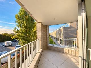 <p><span>Op zoek naar een modern appartement waar je als eerste bewoner je intrek kan nemen?</span></p><p><span>Dit lichtrijke nieuwbouwappartement van 67 m² bevindt zich op de eerste verdieping en is bereikbaar via lift of trap.</span></p><p><span> </span></p><p><span>Via de inkomhal met vestiaireruimte, gastentoilet en wasplaats bereik je de lichtrijke leefruimte met </span><span>twee terrassen</span><span> en een volledig uitgeruste open keuken.</span></p><p><span>Verder beschikt het appartement over een slaapkamer van 12 m² met ensuite badkamer, voorzien van een inloopdouche en lavabo.</span></p><p><span>Een extra berging zorgt voor bijkomende opbergruimte.</span></p><p><span> </span></p><p><span>Dankzij de </span><span>vloerverwarming en het ventilatiesysteem</span><span> geniet je van optimaal wooncomfort. Het gebouw beschikt bovendien over een fietsenlift naar de kelderverdieping.</span></p><p><span> </span></p><p><span>Het appartement is gunstig gelegen in Kontich, met winkels, openbaar vervoer en vlotte verbindingen richting Antwerpen en Mechelen in de omgeving.</span></p><p><span> </span></p><p><span>Praktische informatie:</span></p><ul><li><span>Eerste bewoning</span></li><li><span>Onmiddellijk beschikbaar</span></li><li><span>Gemeenschappelijke kosten: € 200/maand, inclusief verwarming en warm water</span></li></ul><p><span> </span></p><p><span>Interesse?</span></p><p><span>Contacteer ons voor meer informatie of een bezoek!</span></p><p><span> </span></p>