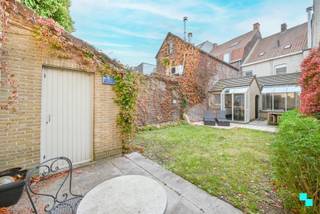 Ontdek deze gezellige eengezinswoning (vernieuwd ca. 2020) met vier slaapkamers, nabij het centrum van Izegem. De woning beschikt over een bewoonbare oppervlakte van maar liefst 221 m² (volgens EPC-attest). De woning is gelegen op een perceel van 225 m² en is bovendien uitstekend bereikbaar dankzij de onmiddellijke nabijheid van de Rijksweg (N36) en het op- en afrittencomplex E403 (Roeselare–Rumbeke). Zo combineert u een centrale ligging met optimale mobiliteit. Volgende indeling: Lichtrijke voorkamer dat perfect kan dienst doen als winkelruimte/kantoorruimte/bureauruimte/uitbreiding van de leefruimte of stalleren van fietsen met aanwezigheid van het gastentoilet en vestiaire. Achteraan de woning bevindt zich de zeer gezellige woonkamer met parketvloer, houtkachel en zicht op de tuin, halfopen geïnstalleerde keuken met zithoek met rechtstreekse toegang tot de tuin en de berging (wasplaats). De eerste verdieping bestaat uit de recent vernieuwde badkamer (inloopdouche, toilet, dubbele wastafel, ligbad en handdoekradiator) en drie slaapkamers (waarvan één met ingemaakte kast). De tweede verdieping is te bereiken via de vaste trap en bestaat uit één extra slaapkamer en twee zolderkamers. De woning beschikt over een private, gezellige, oost gerichte tuin met terras en tuinberging. EPC C | Dakisolatie (12 cm MW) | CV op aardgas (ketel 2018) | Hoofdzakelijk dubbele beglazing (PVC, ALU en Hout). Meer informatie via www.bordes.be