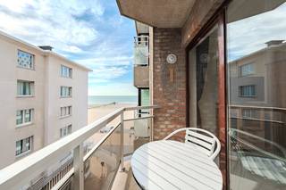Instapklaar 2-slaapkamer appartement te koop met prachtig zijdelings zeezicht gelegen op de 6de verdieping van de residentie "Xavier" langs de Albertushelling te Mariakerke. Op enkele wandelpassen van zee en strand. <br /><br />Indeling: <br />- inkomhal voorzien van ingemaakte kasten met gastentoilet <br />- lichtrijke leefruimte met een terras<br />- keuken voorzien van keramische kookplaat, vaatwasmachine, spoeltafel en microgolf <br />- nachthal <br />- badkamer 1 voorzien van een douche en lavabo<br />- badkamer 2 voorzien van dubbele lavabo meubel met spiegelkast, bad en toilet <br />- slaapkamer (9m²) met aansluitend badkamer 1<br />- slaapkamer (11m²) met toegang naar badkamer 2<br /><br />Pluspunten: <br />- instapklaar<br />- zijdelings zicht op zee<br />- gemeenschappelijke fietsenberging in het gebouw <br />- openbaar vervoer op wandelafstand<br />- EPC label C <br />- 1 appartement per verdiep <br /><br />Op zoek naar een instapklaar 2-slaapkamer appartement met prachtig zijdelings zicht op zee? Aarzel niet om ons te contacteren. <br /><br /><br />Bestuursmaatregelen in het maatregelenregister: nee