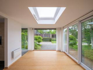 - Gelieve ons per mail (info@immo-cvh.be) te contacteren om uw bezichtiging in te plannen -
In een uitzonderlijk rustige en residentiële omgeving, op wandelafstand van het charmante centrum van Deurle, bevindt zich deze instapklare woning. Deze laagbouwwoning maakt deel uit van een exclusieve verkaveling van slechts 22 entiteiten, waar het unieke concept van open tuinen centraal staat. Hierdoor ontstaat een harmonieuze wisselwerking tussen wonen en natuur, met een gevoel van rust, privacy en groen als absolute troef.
Het zuidoost georiënteerde perceel van 335 m² werd met zorg aangelegd en biedt een prachtige groene omgeving die het hele jaar door een serene sfeer creëert. Dankzij de doordachte inrichting geniet u hier van optimale privacy en een aangenaam buitengevoel.
De woning dateert van 1978 en werd doorheen de jaren uitstekend onderhouden. In 2017 en 2018 onderging ze bovendien een grondige renovatie. Zo werden het dak vernieuwd en geïsoleerd, zonnepanelen geplaatst, de keuken en badkamer volledig vernieuwd en de leefruimte uitgebreid. Ook de ramen werden vervangen door PVC-ramen met hoogrendementsbeglazing, wat zorgt voor extra wooncomfort.
Bij het betreden van de woning komt u terecht in een lichtrijke open leef- en eetruimte waar een gezellige kachel en een grote lichtkoepel zorgen voor een warme en uitnodigende sfeer. De aansluitende keuken beschikt over veel opbergruimte en biedt een directe verbinding met het terras en de tuin. Verder omvat de woning een ruime master bedroom met ingemaakte dressing, een tweede, kleine kamer die momenteel ingericht is als bureau, en een moderne badkamer met inloopdouche en afzonderlijk toilet.
Bijkomende is er een praktische garage en de kruipkelder, ideaal als extra bergruimte.
(beschikbaar vanaf 1 juli 2026 - geen extra maandelijkse kosten - LT contract, starten met jaarcontract)