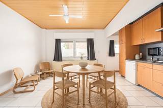 <p>Halfopen huis in het centrum van Niel, vlakbij groen, recreatie en alle dagelijkse voorzieningen.</p>
<p> </p>
<p>Deze woning in de Boomsestraat combineert een centrale ligging met een praktische indeling en aangename leefruimtes. Dankzij de nabijheid van winkels, openbaar vervoer, scholen en recreatiemogelijkheden geniet u hier van optimaal wooncomfort in het hart van Niel. De ruime leefruimte en grote slaapkamer bieden tal van mogelijkheden voor starters, alleenstaanden of koppels. Bovendien zorgt de zolderruimte voor extra opslag of potentieel naar eigen invulling. Een interessante woning voor wie een huis wil kopen op een goed bereikbare locatie in Antwerpen.</p>
<p> </p>
<p>Belangrijkste ruimtes:<br />• Ruime woonkamer met aangename leefruimte<br />• Functionele bureauruimte ideaal voor thuiswerk<br />• Grote slaapkamer met veel mogelijkheden<br />• Badkamer<br />• Praktische hal en apart toilet<br />• Zolder geschikt als bergruimte of hobbyruimte<br />• Zeer ruime kelder</p>
<p> </p>
<p>Troeven:<br />• Centrale ligging vlakbij het centrum van Niel<br />• Groen en recreatie in de nabije omgeving<br />• Winkels, scholen en openbaar vervoer binnen handbereik</p>
<p> </p>
<p>Neem vandaag nog contact op met je ERA-makelaar voor een bezoek.</p>
<p> </p>
<p>JOUW DROOMHUIS. ZO GEVONDEN!</p>