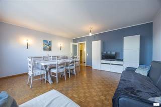 Zeer ruime studio (46m²) midden in het winkelcentrum en vlakbij de Zeedijk. Indeling : zeer ruime woonkamer, aparte keuken, inkomhal voorzien...