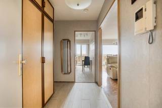 <p>Appartement in Mechelen aan de stadsrand nabij belangrijke invalswegen.</p>
<p> </p>
<p>Dit appartement combineert een gunstige ligging met een sterke energetische score dankzij EPC-label A. Het ruime terras met panoramisch zicht vormt een absolute meerwaarde en biedt een aangename buitenruimte om te ontspannen. De indeling is praktisch en lichtrijk, met alle basiscomfort aanwezig en mogelijkheden om het appartement verder te moderniseren naar eigen smaak. Gelegen in een woonkern nabij winkels en voorzieningen, is dit een interessante opportuniteit voor wie comfortabel wil wonen in Mechelen. Dankzij de vlotte bereikbaarheid geniet je hier van een goede verbinding met het centrum en de omliggende gemeenten.</p>
<p> </p>
<p>Belangrijkste ruimtes:<br />• Woonkamer met aangename lichtinval en directe toegang tot het terras<br />• Keuken uitgerust met dubbele spoelbak, elektrische kookplaat, dampkap en koelkast<br />• 2 slaapkamers met verschillende indelingsmogelijkheden<br />• Badkamer met ligbad en enkele spoelbak<br />• Terras met panoramisch zicht<br />• Inkomhal met parlofoon<br />• Apart toilet<br />• Kelder</p>
<p> </p>
<p>• Garagebox optioneel bij aan te kopen voor €30.000</p>
<p> </p>
<p>Troeven:<br />• EPC-label A voor energiezuinig wonen<br />• Terras met panoramisch zicht<br />• Mogelijkheid om te moderniseren naar eigen smaak</p>