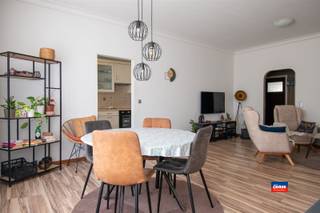 <p><span>HOBOKEN | APPARTEMENT MET 2 SLAAPKAMERS NABIJ HET CENTRUM VAN HOBOKEN | EPC E | Dit op te frissen appartement is gelegen op de eerste verdieping van een klein gebouw (slechts 2 appartementen) en beschikt over aparte meters voor gas, elektriciteit en water. Bijgevolg zijn er geen algemene kosten.</span></p><p><span>Verder zijn er twee ruime slaapkamers, een ingerichte keuken en een badkamer met douche en toilet. Op het gelijkvloers is een gemeenschappelijke berging voor onder andere fietsen, enz. en in de kelder is er een private kelderberging.</span></p><p><span>Dit appartement is uitstekend gelegen op wandelafstand van openbaar vervoer, scholen, winkels en het park Sorghvliet.</span></p><p><span> </span></p>