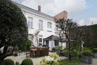 Exclusief herenhuis met handelspand op toplocatie te Aalst  Doe een bod vanaf  1.100.000€ Dit prestigieus herenhuis is gelegen op het Keizersplein...