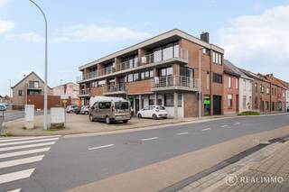 LiggingDit uitstekend gelegen appartement met handelsruimte bevindt zich in het hart van Kuurne, op de hoek van de Hulstsestraat en...