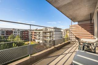 Situé dans un environnement recherché, à proximité immédiate de l’OTAN et de toutes les facilités, découvrez ce bel appartement de ± 90 m² au sein d’un immeuble récent construit en 2012.<br /><br />L’appartement se compose d’un agréable hall d’entrée avec WC invités, d’un lumineux séjour de ± 34 m² avec cuisine ouverte entièrement équipée, de deux chambres confortables, d’une salle de bains ainsi que d’une terrasse de ± 12 m² idéale pour profiter des beaux jours.<br /><br />En sous-sol, vous bénéficierez d’une cave privative (niveau -2/10).<br /><br />Un emplacement de parking intérieur (niveau -2/24) est disponible en supplément au prix de 20.000 € (obligatoire).<br /><br />L’appartement dispose également de placards intégrés et d’un système de vidéophonie pour un confort optimal.<br /><br />Actuellement loué, ce bien représente une excellente opportunité d’investissement.<br /><br />PEB : B