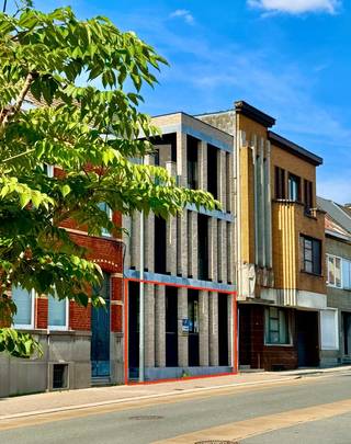 TE KOOP - RONSE. Op zoek naar een modern appartement in het centrum van Ronse, waar comfort en gemak hand in hand gaan? Dit recent gebouwde...