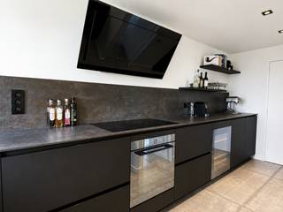 Furnished flat on the 9th floor of the Riverside Tower residence with lovely views and fantastic natural light.<br /><br />The kitchen is separate from the living area. This black kitchen with handle-less cabinets is equipped with high-quality built-in appliances such as a dishwasher, oven, wine cooler, fridge with freezer, induction hob and extractor hood.<br /><br />The living and sleeping areas are separated by an entrance hall with a cloakroom and guest toilet. The sleeping area has two spacious bedrooms. The master bedroom has an en-suite bathroom with a walk-in shower, washbasin and toilet. The other bedrooms have access to a shower room, which also has a washing machine. A third room is currently furnished as an office. <br /><br />A spacious basement storage room is included in the rent.<br />There is the option to rent two parking spaces in the underground garage for 100 euro per month per space.<br /><br />Communal charges: 190 euro<br />Provision for heating and water consumption: 200 euro<br />Electricity is to be paid for individually by the tenant.<br /><br />Available immediately.