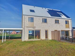 Lot 93 is een halfopen bebouwing op een grondoppervlakte van 252 m² en met een totale bewoonbare oppervlakte van 181 m². Deze woning staat ruwbouw-winddicht momenteel en kan tamelijk snel instapklaar gemaakt worden. Moderne bouwstijl : 2 bouwlagen met zadeldak. <strong>GELIJKVLOERS:</strong> inkom, wc, ruime living, open keuken met eiland, berging. Mooie tuin. Carport inbegrepen. <strong>EERSTE VERDIEPING</strong>: 1 grote slaapkamer voor de ouders met mogelijkheid tot dressing, 2 kinderkamers, ingerichte badkamer met inloopdouche, ligbad, badkamermeubel met dubbele lavabo, aparte wc. Ruime zolder met vaste trap. Mogelijkheid tot 2 extra kamers, berging, extra badkamer of hobbyruimte. Deze woning wordt volledig afgewerkt aangeboden met ingerichte keuken en badkamer, bevloering en vloerverwarming. Energieneutrale woning (E -11) dankzij doorgedreven isolatiepakket, ventilatiesysteem D, ruim pakket zonnepanelen en warmtepomp. Dit betekent niet enkel grote besparingen op je energiefactuur, maar ook 5 jaar geen onroerende voorheffing én betere voorwaarden voor je lening.  Deze woning wordt gebouwd in een nieuw woonproject in het centrum van Sijsele, meer bepaald naast het woonzorgcentrum De Stek. Rustig gelegen en veel groene ruimte aanwezig. Goeie mobiliteit met winkels, scholen en ontspanningsmogelijkheden vlakbij.<br /><br />Prijs excl. btw en kosten. Voor meer informatie bel 09 280 60 60 of mail naar info@durabrik.be<br />Download de brochure op https://durabrik.immo/sijsele-nieuwe-weg.<br /><br />* Afbeeldingen en oppervlaktes zijn indicatief.