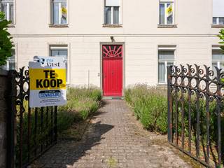 Bent u op zoek naar een charmante, karaktervolle woning met een mooie geschiedenis? Dan is deze voormalige pastorie, rustig gelegen in Haaltert, zeker het ontdekken waard. Deze authentieke eigendom biedt een unieke combinatie van karakter, ruimte en potentieel, en beschikt over heel wat mogelijkheden tot herbestemming.<br /><br />De woning werd opgetrokken in 1783-1784 door pastoor Jozef van Keerbergen. De rijke geschiedenis van het pand vormt vandaag nog steeds een onmiskenbaar onderdeel van de uitstraling en eigenheid van deze voormalige pastorie.<br /><br />Het pand dient gerenoveerd te worden, maar biedt tegelijk een prachtige kans om deze historische woning nieuw leven in te blazen en haar volledig af te stemmen op de hedendaagse noden en woonwensen.<br /><br />Een absolute troef is het uitzonderlijk ruime perceel van maar liefst 3.850 m². De groene tuin biedt volop ruimte en vormt een prachtige, rustige omgeving rond de woning. Een zeldzame troef voor wie houdt van ruimte en groen. <br /><br />Ook de ligging is een belangrijke troef. De woning bevindt zich in Haaltert, met winkels, scholen, voorzieningen en belangrijke verbindingswegen binnen handbereik. Zo combineert deze eigendom de rust en ruimte van een groot perceel met het comfort van een centrale ligging.<br /><br />De verkoop van deze eigendom verloopt via online biedingen via Covast.<br /><br />Een plek met een verhaal, karakter en ruimte, klaar om aan een nieuw hoofdstuk te beginnen.<br /><br />Voor alle informatie en een bezoek: info@pantheonvastgoed.be