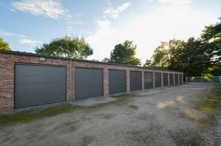Inclusief sectionale poort en elektriciteit.Afmetingen: 6m - 2m40Adres: Gentstraat 300 garage 3 - 9700 OudenaardeHuurprijs: € 100,00/maand + 21%...