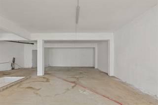 <p>Zeer ruime CASCO commercieel gelegen gelijkvloers!<br /><br />Dit gelijksvloers beschikt over een mooie uitstraling en visibiliteit langs buiten, binnen is er een grote open ruimte van 160m² die volledig naar wens kan ingericht worden. <br /><br />Verder is er nog een ruime benedenverdieping van +- 120 m², toegankelijk via een vaste trap naar beneden, ook volledig naar wens in te richten.</p>