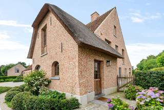 Exclusieve landelijke villa met paradijselijke tuin en zwembad op een perceel van ongeveer 6410m² in Wintam. Bij binnenkomst valt direct de ruime en lichte hal op die toegang biedt tot de diverse ruimtes: gastentoilet, 2 bureau's waarvan 1 met aparte ingang en toilet. De volledig geïnstalleerde keuken vloeit naadloos over in de ontbijthoek die rechtstreeks toegang biedt tot de idyllische tuin (Zuidwest) en zwembad die uitnodigt tot verfrissende duiken op warme zomerdagen. Verder kan men op het gelijkvloers de woon- en eetkamer met grote raampartijen terugvinden die een prachtig zicht biedt op de tuin, 1 slaapkamer en ruime dubbele garage terugvinden. 1eV: vide, nachthal, master bedroom met aansluitend de badk en dressing, stijlvol ingerichte 2e badkamer en 3 ruime slpks waarvan 1 met aansluitend een dressing. De zolder, te bereiken via een vlieringtrap, biedt de mogelijkheid om nog extra kamers te maken. De woning beschikt tevens over een volledige kruipruimte en ruime kelder perfect voor opslag of om een extra ruimte te creëren, zoals een fitnessruimte. De blikvanger is het prachtige natuurstenen zwembad en tuin waar men kan genieten van een oase aan rust. Naast het zwembad kan men een overdekte terras/buitenkeuken terugvinden die het tuinseizoen verlengt. De helft van de achterliggende weiland (+/- 3170m²) hoort tevens bij het perceel, voorzien van 2 uitwegen (ideaal voor paardenliefhebbers). Het linkse stuk weiland met een oppervlakte van +/- 3210m² huren de eigenaars momenteel voor 300 euro/jaar. Extra troeven: BEN-woning E-peil -4, afgewerkt met hoogwaardige en duurzame materialen, vloerverwarming en koeling (wat het hele jaar door zorgt voor een aangenaam binnenklimaat), alarminstallatie, 25 zonnepanelen, regenwaterput, irrigatiesysteem,... Zeker een bezoekje waard. P score: A - G-score: A. Neem vrijblijvend contact op het nummer 03/283.84.84 of mail naar gert@ax-quality.be. Vg/Wg/Gmo/Vkr/Vv E-peil -4 UC 12007-G-OMV_2019020903/EP11928/O577/D01/SD001