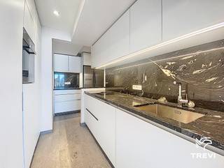 <p><strong>IXELLES – Sur la prestigieuse Avenue de la Toison d'Or, entre la Porte de Namur et la Place Louise, dans la résidence « Cond’or », au cœur des boutiques, des restaurants et des transports, magnifique appartement 3 chambres aux superbes volumes de ±159m² habitables situé au 4ème étage. Il se compose d'un hall d'entrée avec vestiaire et local buanderie (connexions machines), un spacieux living de ±35m² avec accès à une première terrasse de ±7m², une cuisine séparée full équipée (four, taques, hotte, frigo/congélateur, lave-vaisselle), un hall de nuit, une chambre principale de ±16m² avec accès à une terrasse de ±5m² et salle de bains attenante (baignoire, douche, évier double vasques et toilette), une chambre de ±10,5m², une troisième chambre de ±13,5m² avec salle de bains attenante (baignoire, évier double vasques), une salle de douche (douche, évier), une toilette séparée, cave et double emplacement de parking obligatoire pour 175€/mois. Provision pour charges de 300€/mois (communs). PEB B+ ! Disponible pour le 01/12/2026. Mesures données à titre indicatif.</strong></p>
<p></p>
<p><u>Au 4ème étage :</u></p>
<ul>
<li>Hall d'entrée avec vestiaire</li>
<li>Local buanderie (connexions machines)</li>
<li>Living de ±35m² (5,5 x 6,26) avec accès terrasse de ±7m²</li>
<li>Cuisine séparée full équipée (four, taques, hotte, frigo/congélateur, lave-vaisselle)</li>
<li>Hall de nuit</li>
<li>Chambre de ±16m² (3,2 x 4,8) avec accès terrasse de ±5m² et salle de bain attenante (baignoire, douche, évier double vasques, toilette)</li>
<li>Chambre de ±10,5m² (2,92 x 3,67)</li>
<li>Chambre de ±13,5m² (2,9 x 4,76) avec salle de bains attenante (baignoire, évier double vasques)</li>
<li>Salle de douche (douche, évier)</li>
<li>Toilette séparée</li>
</ul>
<p></p>
<p>Cave</p>
<p>Double emplacement de parking obligatoire pour 175€/mois</p>
<p></p>
<p>Provision pour charges de 300€/mois (communs)</p>
