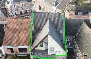 <p><span>Charmant instapklaar dakappartement in het centrum van Borgloon met </span></p><p><span>2 slaapkamers en terras.</span><span><br /><br />Dit gebouw is gelegen in de Historische stadskern van Borgloon. Hierdoor zijn alle</span></p><p><span>voorzieningen op wandelafstand. Denk maar aan winkels, horeca, scholen, etc.</span></p><p><span>Daarnaast zijn de verbindingen vanuit Borgloon uitstekend.</span></p><p><span> </span></p><p><span>In een kleinschalige residentie van 3 eenheden kom je via de gemeenschappelijke inkomhal </span></p><p><span>met de trap in het dakappartement.</span></p><p><span> </span></p><p><span>De inkomhal met gastentoilet en vestiaire brengt ons in de leefruimte met open keuken. <br />In de keuken is er een koelkast aanwezig, een oven een een keramische kookplaat met dampkap.<br />Naast de keuken is er een handige wasberging. De trap in de leefruimte brengt ons op de mezannine, </span></p><p><span>waar je een gezellig salon of eetkamer kan creëren.</span></p><p><span><br />In de badkamer is er een enkele lavabo aanwezig met meubel, een douche en een klein (zit)bad.</span></p><p><span>Achteraan zijn er 2 slaapkamers van 10 m² en 10,55 m². <br />1 slaapkamer is voorzien van een handige inbouwkast.</span></p><p><span> </span></p><p><span>Aan de achterzijde heeft dit appartement ook een gezellig overdekt terras.<br />Er is geen lift aanwezig in het gebouw!</span></p><p><span> </span></p><p><span>Algemene informatie:</span><span><br />Huurprijs: 800 euro/maand<br />Algemene onkosten: NVT<br />Vrij vanaf:  15/06/2026 (mogelijk vroeger in overleg met huidige huurder)<br />EPC-waarde: 230 kWh/m²<br />Huisdieren: niet toegelaten</span></p>