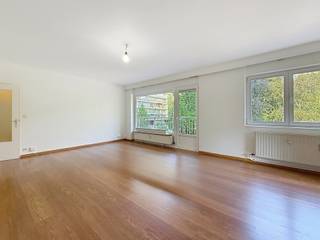 <strong>WATERMAEL-BOITSFORT</strong>, dans un quartier verdoyant, proche de toutes les commodités, appartement 3 chambres de ± 103m² situé au 1er étage. Il se compose comme suit : hall d'entrée, séjour de ± 30m² avec accès à une terrasse de ± 10m² orientée Est, cuisine hyper équipée (four, taques, hotte, frigo/ congélateur, lave-vaisselle), 3 chambres (± 15 m², ± 11 m² et ± 9m²), salle de bains avec bidet, connexions machine à laver et séchoir, WC séparé et cave. Libre. PEB : E, 20kg CO2/ (m²/an). Charges : 300€/ mois (Provisions communs, chauffage, eau et conciergerie). <br /><br /><strong><span>1er étage :</span></strong><br />
<ul>
<li>Hall d'entrée avec placard de rangement</li>
<li>Cuisine super équipée (four, taque, hotte, frigo, congélateur, lave-vaisselle) accès à la terrasse de ± 10 m² orientée EST.</li>
<li>Living de ± 30 m² accès à la terrasse de ± 10 m² orientée EST.</li>
<li>Chambre 1 : ± 11 m² (2,9 x 3,8 m) garde-robe encastrée</li>
<li>Hall de nuit avec espace de rangement</li>
<li>Chambre 2 : ± 9 m² (2,98 x 3 m) avec étagères de rangement</li>
<li>Chambre 3 : ± 15 m² (2,97 x 5 m) avec garde-robe</li>
<li>Salle de bain avec bidet et connections pour lave-linge et sèche-linge</li>
<li>WC séparé avec lave-mains</li>
</ul>
Cave n°1