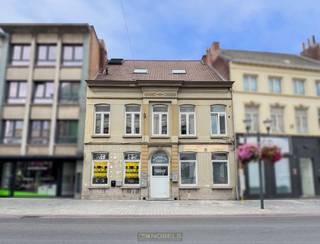 HANDELSRUIMTE, ideaal voor wie op zoek is naar een PRAKTISCHE LOCATIE om een zelfstandige activiteit of kantoor te vestigen. Gelegen in de gekende Hoogstraat, geniet deze ruimte van een UITSTEKENDE VISIBILITEIT en een CONSTANTE PASSAGE, waardoor klanten of cliënten u vlot weten te vinden. Dankzij de GROTE RAAMPARTIJ aan de straatzijde komt er veel natuurlijk licht binnen, wat bijdraagt aan een UITNODIGENDE SFEER en VISIBILITEIT. Bovendien bevindt u zich hier op WANDELAFSTAND van het stadscentrum, winkels, openbaar vervoer en andere voorzieningen, wat de BEREIKBAARHEID en AANTREKKINGSKRACHT van deze locatie alleen maar versterkt. <br /><br />Adres: Hoogstraat 15 te Ronse<br /><br />EPC: 280 kWh/m², G-score A + P-score A, Geen renovatieverplichting van toepassing