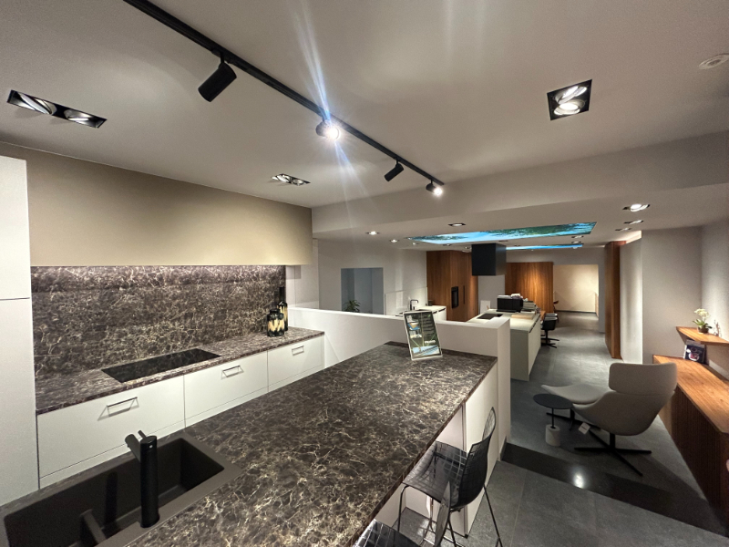 Ruime handelsruimte/toonzaal (338 m²) met 6 privéparkings – toplocatie! - foto 3