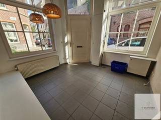 Op de hoek van de Bandelierstraat en de Stokerijstraat, op een karaktervol en autoluw woonerf, bevindt zich deze gerenoveerde hoekwoning. <br />Het woonerf bestaat uit 18 gelijkaardige woningen die samen een gezellige, besloten woonomgeving vormen met een gemeenschappelijke binnenplaats als hart van de buurt.<br /><br />De woning werd gerenoveerd en is instapklaar. Dankzij de praktische indeling over drie verdiepingen biedt ze verrassend veel ruimte voor wie centraal in Gent wil wonen.<br /><br />Op het gelijkvloers bevinden zich een aangename leefruimte en een volledig ingerichte keuken. De eerste verdieping omvat een slaapkamer, de badkamer en een aparte bureauruimte die perfect dienst kan doen als thuiswerkplek of dressing. Op de tweede verdieping bevinden zich nog twee slaapkamers, waarbij de derde slaapkamer bereikbaar is via de tweede.<br /><br />Een extra troef is de gemeenschappelijke afgesloten fietsenberging.<br /><br />De ligging is bijzonder gunstig, vlakbij Gent-Dampoort en Dok Noord, met winkels, openbaar vervoer en het bruisende stadsleven binnen handbereik.<br /><br />Indeling<br />- Gelijkvloers: leefruimte en ingerichte keuken<br />- Eerste verdieping: slaapkamer, badkamer en aparte bureauruimte<br />- Tweede verdieping: slaapkamer 2 met aansluitend slaapkamer 3<br />- Gemeenschappelijke afgesloten fietsenberging<br /><br />Praktisch<br />Beschikbaar vanaf 1 oktober<br />Huurprijs: € 975/maand<br />Provisie: € 50/maand<br />EPC: 372 kWh/m²<br /><br />Nieuwsgierig naar dit karaktervolle pand?<br />Contacteer ons snel voor een bezoekje!