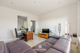 Meer informatie en bijkomende foto’s vind je op www.swevers.be. - Deze halfopen woning in de Ertsenrijkstraat 131 te Halen is ideaal voor wie op zoek is naar een renovatieproject met solide basis. De woning dateert van 1950 en werd in 2015 al gedeeltelijk aangepakt met de vernieuwing van het dak en de ramen. <br /><br />Met een bewoonbare oppervlakte van 136 m², verdeeld over drie bouwlagen, biedt deze woning tal van mogelijkheden. Op het gelijkvloers vind je een leefruimte, eetkamer, aparte keuken, wasplaats, badkamer, technische ruimte en berging. Op de eerste verdieping zijn er twee volwaardige slaapkamers van respectievelijk 15,58 m² en 16,32 m². De vaste trap leidt naar de zolderverdieping van 42 m², die na renovatie kan ingericht worden als extra slaapkamer, bureau of hobbyruimte.<br /><br />Het perceel van 6a 64ca is westelijk georiënteerd en geniet daardoor van veel zonlicht, wat resulteert in een zonnige tuin, perfect voor ontspanning en buitenleven. Verder is de woning uitgerust met rolluiken, grotendeels elektrisch bediend.<br /><br />Ook de ligging is een duidelijke troef: een school op wandelafstand (136 m), een bushalte vlak voor de deur (5 m) en winkels, eetgelegenheden en de autosnelweg in de nabije omgeving. Deze eigendom biedt een mooie combinatie van ruimte, rust en vlotte bereikbaarheid en vormt een uitstekende kans voor wie graag een woning naar eigen smaak wil afwerken. Meer info? Bel 011 255 155. Bron bewoonbare oppervlakte: EPC-verslag.
