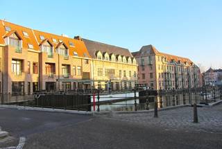 <strong>OPGELET: minimum leeftijdsgrens voor bewoners is 60 jaar !!!</strong><br />Instapklare assistentieflat met een bewoonbare oppervlakte van 75m², gelegen in de gerenommeerde residentie 'Hof Van Villers" te Mechelen.<br />Residentie "Hof Van Villers" biedt aangenaam en comfortabel wonen voor senioren, zonder in te boeten aan de beleving van de Mechelse binnenstad.<br />Dit aangenaam appartement is rustig gelegen op de 2e verdieping en omvat een inkomhal met vestiaire en gastentoilet, aangename leefruimte op parketvloer met mooi uitzicht op het binnenplein van de residentie, keuken met modern comfort, berging met aansluiting voor wasmachine en (condens)droogkast, 1 slaapkamer met een annex badkamer voorzien van een douchecabine, lavabomeubel en toilet.<br />Zeer energiezuinig: EPC-score = 108 kWh / (m² jaar) of LABEL B<br />Onmiddellijk beschikbaar.<br />Huurprijs: 30,77€/dag<br />Energieprovisie (120€/maand) + deelname in de organisatiekost (18,45€/dag/flat) + zorgkost (6,23€/dag/persoon) wordt apart verrekend door de residentie zelf. Binnen het "Hof Van Villers" beschikt men bijkomend nog over een waaier van aanvullende diensten waarvan de bewoners, indien gewenst, gebruik kunnen maken.<br />Voor meer info over deze flat of een bezoek ter plaatse, contacteer ons kantoor via Anne Raets 0471/57.12.13 of info@buro14.be.