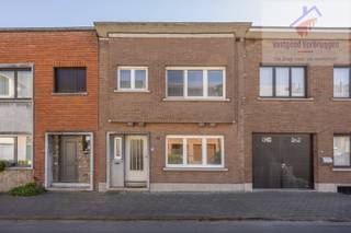 Deze te renoveren woning is schitterend gelegen in één van de meest gewenste straten van het stadscentrum, op 5 minuten wandelen van de Grote Markt...
