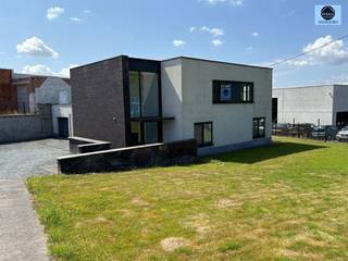 <p><span>APPARTEMENT MET MAGAZIJN GELEGEN IN KMO ZONE</span></p><p><span>Richtprijs : 550.000 euro</span></p><p><span>Deze mooie woning is gelegen in een KMO zone.</span></p><p><span>Onderaan zijn er werkruimtes en opbergruimtes voorzien.</span></p><p><span>Boven is er een appartement met een aparte inkomhal met toilet, ruime</span></p><p><span>lichtrijke living met open keuken, badkamer en slaapkamers.</span></p><p><span>Achter de living is er een zeer ruim dakterras van +- 36 m².</span></p><p><span>Onderaan is volledig logistieke ruimte met 2 poorten.</span></p><p><span>Op de benedenverdieping bevind zich de loods/magazijn van +- 240 m².</span></p><p><span>Gunstig Epc attest C.</span></p><p><span>De woning is omheind en voorzien van een elektrische poort.</span></p><p><span>Aarzel niet en bel 0475/51.40.73 of email info@svena.be.</span></p><p><span>Stedenbouwkundig uittreksel/inlichtingen in aanvraag!</span></p><p><span>Deze gegevens zijn louter informatief en wij kunnen niet aansprakelijk gesteld worden voor eventuele onjuistheden.</span></p><p><span>De bewoonbare oppervlakte is slechts indicatief.</span></p><p><span> </span></p>