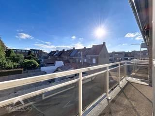 <p>Goed onderhouden appartement op een rustige doch centrale locatie bestaande uit een inkomhal met afzonderlijk toilet en was/bergplaats, ruime leefruimte met eet-en zithoek + toegang tot het 1<sup>ste</sup> terras, uitgeruste keuken met eetplaats, nachthal, 2 volwaardige slaapkamers waarvan 1 met terras en een ingerichte badkamer. Dit appartement beschikt tevens over een private kelderberging en afgesloten garage (verplicht bij te kopen aan 25.000€)</p>
<p></p>
<p>Extra troeven:</p>
<ul>
<li>Lift aanwezig</li>
<li>Terras met zonneluifel</li>
<li>Dubbele beglazing met rolluiken</li>
<li>Op wandelafstand van scholen, winkels, het centrum en openbaar vervoer</li>
<li>Instapklaar</li>
</ul>
<p>Dit appartement is te koop ZONDER makelaar via het concept van Smart Houses! Verdere inlichtingen of bezoek? Contacteer rechtstreeks de eigenaar via +32497415683</p>