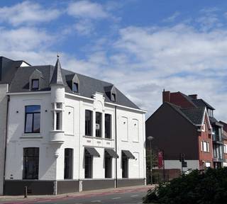 Wie houdt van charme en authenticiteit is hier aan het juiste adres. <br />Dit volledig nieuw ingerichte en tot in de puntjes gerenoveerde appartement is er één om 'u' tegen te zeggen. Het appartement in het volle centrum van de stad op een boogscheut van winkels, openbaar vervoer, het stadspark... biedt écht alle comfort voor aangenaam en karaktervol wonen. Het appartement is een enige woonst in het renovatieproject boven het 'Kreatos' kapsalon. (hoek Ieperstraat-Sint-Michielstraat)<br /><br />Op het gelijkvloers bevinden zich een garage, een doorgang naar de traphal en de kelder.<br /><br />Via de trap bereik je de verdieping met een inkomhal, een gastentoilet en een charmante, lichtrijke leefruimte met een volledig ingerichte open keuken. De keuken is uitgerust met kasten, een spoelbak, dampkap, keramische kookplaat en oven. Aansluiting voor een vaatwasser is voorzien.<br /><br />Aansluitend bevindt zich een sas met praktische wasplaats en ingemaakte kasten. Verder heeft dit appartement een ruime slaapkamer met ingemaakte kastwand en een comfortabele badkamer met inloopdouche, hangtoilet en lavabomeubel.<br /><br />Vanuit het sas is er toegang tot het aangename terras met heerlijk open zicht.<br /><br />Extra's zijn hier zeker ook:<br /><br />- geen syndicuskosten<br />- verlichting aanwezig<br />- gordijnrails aanwezig<br />- volledig nieuwe inrichting<br /><br />Benieuwd en wil je huurder worden van deze uniek plek? Plan een bezoek in via ark@arkvastgoed.be