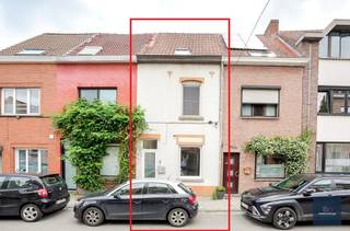 Ga naar www.makelaarshuys.be, klik op het pand en schrijf u in voor de bezoekdag za 20/6 en ma 22/06 .<br /><br />De woning is gelegen op een uitstekende locatie aan de rand van Gent te Destelbergen. <br />Ze is gelegen op een perceel van 70m² en heeft een bewoonbare oppervlakte van 115m². <br /><br />Deze is verdeeld over de inkomhal, aan de voorzijde heeft u de ruime open keuken met toestellen ( vaatwasser, kookplaat, … ) voldoende inbouwkasten, aansluitend een lichtrijke leefruimte voor eethoek en zithoek met toegang via het schuifraam tot de zonnige stadskoer met tuinberging. <br />Op het gelijkvloers heeft u een verzorgde badkamer met toilet, ligbad met douchescherm en wastafelmeubel. <br />Er is ook een kelder. <br /><br />Op de 1ste verdieping heeft u 2 ruime slaapkamers met authentieke houten vloer. <br />Er is een zolder voorzien van veluxen die kan ingericht worden tot ruime 3de slaapkamer op heden te bereiken via schuiftrap. <br /><br /><br />De woning is voorzien van centrale verwarming ( aardgas) via radiatoren . <br />Gaswandketel Vaillant 2014<br />Hr-glas - dubbel glas<br />Conforme elektrische keuring<br />Platte dak met koepel gerenoveerd 2014<br />Gunstig EPC : 254 label C<br /><br />De woning bevindt zich in een rustige zijstraat van de Dendermondsesteenweg , op korte wandelafstand van diverse winkels, supermarkten, restaurants, openbaar vervoer , nabij het station - Gent-Dampoort , scholen , en belangrijke invalswegen richting Gent- centrum, Destelbergen, E17- E40. <br /><br />Voor meer info : Sofie@makelaarshuys.be of 0468 24 65 84