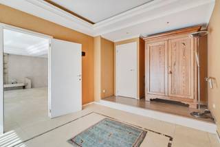 Op zoek naar een ruime woning die u volledig naar eigen smaak kunt renoveren? Deze woning geniet van een gunstige ligging nabij het centrum van Wingene, op korte afstand van alle dagelijkse voorzieningen.<br /><br />De woning beschikt over 4 slaapkamers, waarvan één te bereiken is met een aparte trap. Hierdoor zijn er volop mogelijkheden voor gezinnen of wie extra ruimte wenst voor een bureau, hobbykamer of berging. Verder zijn er reeds 2 badkamers aanwezig en is de zolderverdieping vrij in te richten op verschillende manieren. De ruime woonkamer met aansluitend toegang tot de keuken geniet van veel lichtinval door de vele raampartijen. <br /><br />Een absolute troef is de dubbele inpandige garage, ideaal voor het stallen van meerdere wagens, fietsen en extra materiaal.<br /><br />De woning dient gerenoveerd te worden, maar biedt dankzij de ruime indeling en de centrale ligging een mooie opportuniteit voor wie op zoek is naar een woning met potentieel en deze volledig naar eigen wensen wil moderniseren.<br /><br />Troeven op een rij:<br /><br />4 slaapkamers<br />2 badkamers<br />Lichtrijke woonkamer en keuken<br />Dubbele inpandige garage<br />Volledig naar eigen smaak re renoveren<br />Nabij het centrum van Wingene<br />Dicht bij alle dagelijkse voorzieningen<br /><br />Een ruime woning met veel mogelijkheden op een interessante locatie in Wingene. Zeker een bezoek waard!
