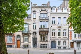 <p><strong>This Sunday, September 13, this property will be exclusively open for viewing during our Open House Day, from 10 am to 11 am. Come and discover it, with or without an appointment.</strong></p>
<p>Located on the prestigious Avenue Albert, in the heart of Forest, discover this magnificent ± 214 m² duplex according to the EPC, an exceptional property where spectacular volumes, charm and refinement come together.</p>
<p>Set within a stunning character building dating from 1910, with a remarkable façade that immediately sets the tone, this property impresses from the very first moment with its authentic charm and extraordinary proportions.</p>
<p>The main level stands out for its impressive ceiling heights of nearly 4 metres and a beautiful succession of three connecting rooms. Three spaces, three very different atmospheres, yet all united by the same sense of elegance and refinement. These include a ± 24 m² living room, a ± 17 m² dining room and a superb ± 23 m² office/library. A generous ± 16 m² kitchen completes this particularly spacious level.</p>
<p>The lower level is entirely dedicated to the sleeping area and comprises three bedrooms and three bathrooms/shower rooms. This layout provides a natural separation between the reception areas and the more private part of the home.</p>
<p>Outside, an exceptional ± 65 m² courtyard extends the living space and provides a genuine additional outdoor area, particularly rare for this type of property.</p>
<p>Thanks to its layout and generous volumes, the property is also ideally suited to a <strong>professional or liberal practice</strong>, while allowing for a comfortable separation between private and professional life.</p>
<p>On the border with Uccle and just moments from the Vanderkindere neighbourhood, the property enjoys a sought-after residential setting while remaining remarkably well connected to the rest of Brussels.</p>
<p>Nature lovers will appreciate the proximity of Forest Park and Duden Park, while the Bois de la Cambre is also within easy reach. Numerous shops, restaurants, schools and public transport connections can be found nearby, particularly around Vanderkindere, Brugmann and Churchill.</p>
<p>A truly distinctive property, offering exceptional volumes and a strong architectural identity, not to be missed.</p>
<p><strong>Want to see more? Discover all the properties exclusively open for viewing on September 13 →</strong><br />https://weinvest.be/fr-BE/search?at=Bruxelles&c=4.35121%2C50.8551&t=place&exclusive=1&src=seo-landing</p>