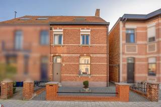 Op te frissen karaktervolle dorpswoning in het hart van 's-Gravenwezel Laat je verleiden door deze charmante dorpswoning, perfect gelegen nabij het...