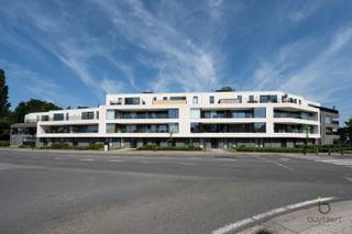 <p><span>Ruim NIEUWBOUW twee slaapkamer appartement op de 1ste VERDIEPING in het centrum van Schilde!</span></p><p><span>In een modern gebouw met lift bevindt zich dit appartement op de eerste verdieping, omvat inkomhal met ruimte voor een vestiairekast, gastentoilet, leefruimte met veel lichtinval en een groot schuifraam dat toegang geeft tot het mooi breed terras van 16m², open keuken met de nodige toestellen, aansluitend aan de keuken is er een ruime berging/wasplaats, twee slaapkamers waarvan de grootste slaapkamer met een ingerichte badkamer met lavabo meubel en douche en een tweede slaapkamer met een ensuite douchekamer.</span></p><p><span>De ondergrondse parking zorgt ervoor dat thuiskomen in alle comfort kan gebeuren, dit appartement is voorzien van 1 autostaanplaats en een privatieve berging, huurprijs + 125€. Alsook een gemeenschappelijke fietsenberging op het gelijkvloers.</span></p><h3><span>Afwerking: aluminium ramen, vliegenramen, hr+ beglazing, vloerverwarming, cv op gas, gebouwd volgens BEN-principes.</span></h3><h3><span>Centrale ligging, gelegen nabij het dorp, vlakbij winkels, openbaar vervoer, gemakkelijke bereikbaarheid, in de buurt van fiets- en wandelroutes om de natuur op te zoeken.</span></h3><h3><span>Dit appartement is volledig geschilderd en overal verlichting voorzien. Overname van gordijnen en lamellen in overleg.</span></h3><p><span>Gemeenschappelijke kosten gebouw: 125€/m.</span></p><p><span>U bent van harte welkom voor een bezoekje!</span></p><p><span> </span></p>