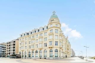 In de stijlvolle residentie Palace, op slechts enkele passen van de Zeedijk in Zeebrugge, bevindt zich dit aangename appartement met een verrassend praktische indeling. Bij het binnenkomen kom je in de inkomhal, die toegang geeft tot de leefruimte met open keuken en het gastentoilet. Verder beschikt het appartement over een volwaardige slaapkamer, een badkamer en een extra slaapruimte met drie hoogslapers, ideaal om familie of vrienden te ontvangen. Dankzij de ligging vlak bij zee en de veelzijdige mogelijkheden is dit een interessante opportuniteit voor wie op zoek is naar een eigen stek aan de kust, een permanente woonplaats of een investering met verhuurpotentieel. Bewoners kunnen bovendien gebruikmaken van de gemeenschappelijke fietsenberging, waar fietshaken beschikbaar zijn voor verhuur. Laat je verrassen door de mogelijkheden van dit appartement in residentie Palace en neem gerust contact op met makelaar Stéphanie 0472 77 86 60 of stephanie@keyimmo.be voor een bezoek.