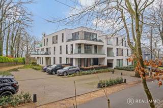 Dit gelijkvloers appartement maakt deel uit van het stijlvolle nieuwbouwproject Pierre & Julie, gelegen in het Kluisbos te Mont-de-l’Enclus...