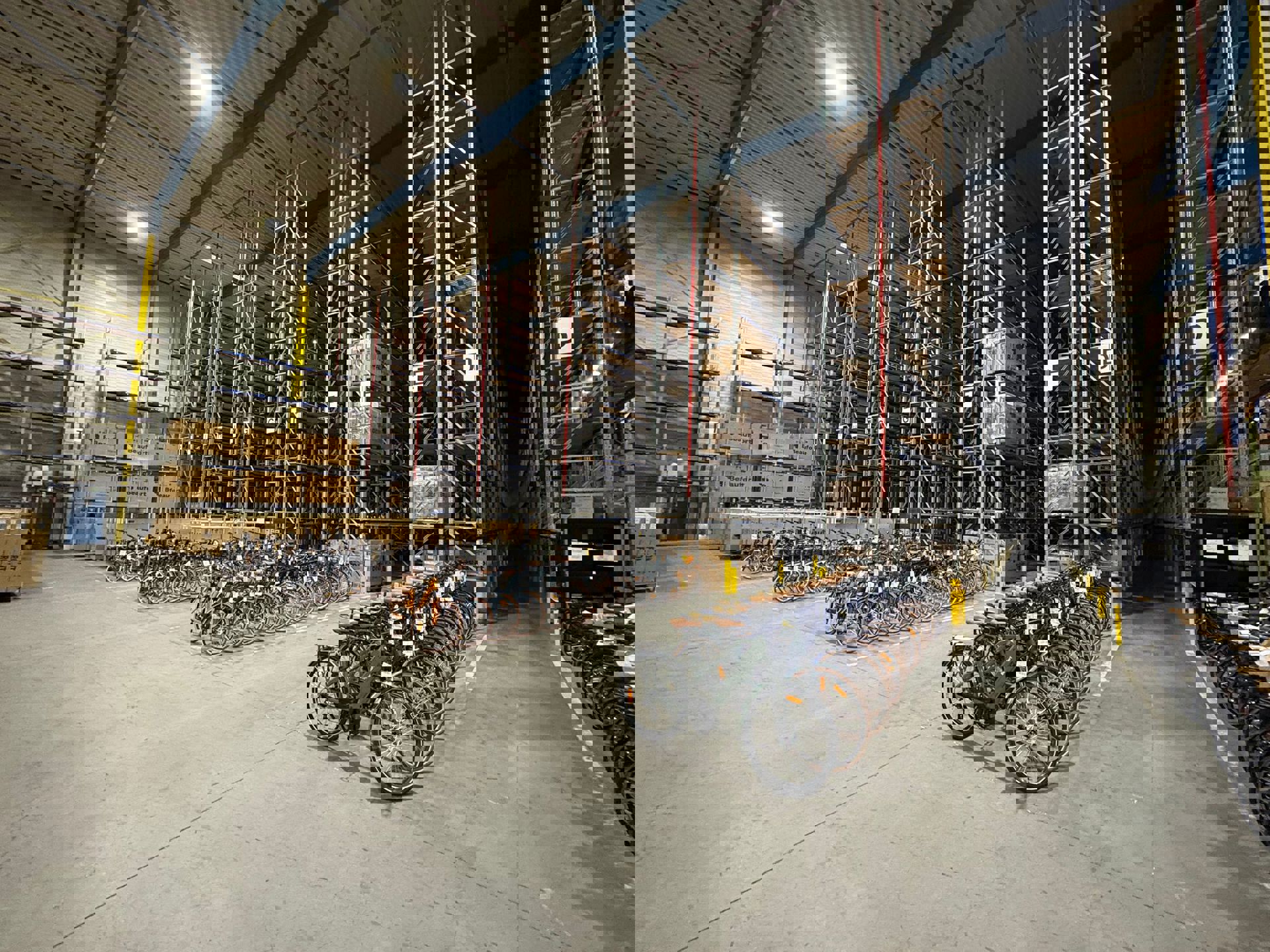 Hoge magazijnruimte van 3.875m² met hoogtes van  ca. 9m en ca. 14m - foto 3