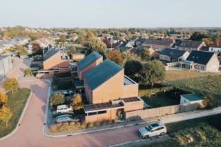 ***Open House on 31/10 &amp; 01/11 – Register at www.polares.eu***<br /><br />Discover this move-in ready family home built in 2013, situated on a 328 m² plot in a quiet, child-friendly cul-de-sac near the Bertembos forest. With easy access to Leuven, nearby shops, schools, public transport, and the E40 and E314 highways, this location offers a truly pleasant living environment.<br /><br />On the ground floor, you enter through the hallway with a guest toilet. The fully equipped open kitchen provides all modern comforts and is connected to a practical utility room with hookups for a washing machine and dryer. The kitchen flows seamlessly into the bright living and dining area, where large windows fill the space with natural light. From the living room, you have direct access to the terrace and the south-facing garden—perfect for enjoying sunny days in peace.<br /><br />The first floor features three spacious bedrooms, a landing with built-in closets, and a large bathroom equipped with a walk-in shower, double sinks, and a toilet.<br /><br />The finished attic offers plenty of extra possibilities. This space can easily be converted into an additional bedroom, office, or hobby room. Plus, you’ll enjoy a beautiful panoramic view over Bertem.<br /><br />Energy-wise, the home is well-equipped with natural gas heating and solar panels.<br /><br />Finally, there is a large driveway with a carport that accommodates two cars.<br /><br />Interested in this property? Be sure to schedule your visit via www.polares.eu.