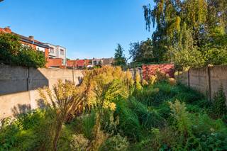 <p>Dit huis bevindt zich op een gunstige locatie in Deurne, waar dagelijks comfort en een uitstekende bereikbaarheid centraal staan dankzij de nabijheid van tal van winkels, openbaar vervoer én scholen. Groene trekpleisters zoals de Bremweide en het Rivierenhof zorgen op hun beurt dan weer voor de nodige ontspanning en recreatie. Een ideale uitvalbasis voor wie houdt van een praktische woonomgeving met Antwerpen binnen handbereik!</p>
<p>Hoewel de woning nog de nodige renovatiewerken vereist, schuilt er heel wat potentieel achter de gevel. De ruime bewoonbare oppervlakte biedt tal van mogelijkheden voor het hele gezin, terwijl de tuin van 60 m² één van de grootste troeven vormt. Bovendien heb je hier een eigen oprit met garage, een praktische meerwaarde die het plaatje helemaal compleet maakt!</p>
<p>Via de inkomhal betreed je de lichtrijke leefruimte die in een directe verbinding staat met de tuin, waar je tot in de late uurtjes van het prachtige zonnetje kan profiteren. Op de bovenliggende verdiepingen ontdek je maar liefst 4 slaapkamers en 2 badkamers (onafgewerkt). Als kers op de taart beschikt deze woonst over voldoende opslagruimte met een droge kelder én een zolderruimte.</p>
<p>Met andere woorden zijn alle bouwstenen alvast aanwezig om hier een warme thuis te creëren!</p>
<p><strong>Technische gegevens: </strong>HR-beglazing in PVC.</p>
<p><strong>Stedenbouwkundige inlichtingen, bodemattest en asbestattest in aanvraag. Bevindt zich niet in een risicozone voor overstromingen (P- en G-score A). Renovatieverplichting van toepassing.</strong></p>