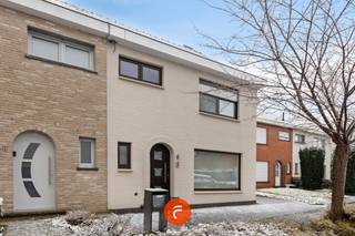 Een recent volledig gerenoveerde en schilderklare woning gelegen in een gezinsvriendelijke buurt. Het huis omvat een inkomhal met apart toilet, ruime woonkamer, volledig ingerichte leefkeuken en een ruime badkamer beneden. Droge voorraadkelder. Boven zijn 2 ruime slaapkamers, een bureau/wasplaats en een toilet met grote wastafel. De ruime bergzolder boven biedt de mogelijkheid tot extra kamer(s) mits het voorzien van een vaste trap. Achteraan is een perfect aangelegde, zuidgerichte tuin met ruime garage en uitweg achteraan. Door de aangename terrasoverkapping (met ledverlichting) kan je bovendien het hele jaar door van de tuin genieten! Totale perceeloppervlakte: 303 m2.