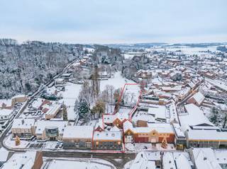In het hart van de Vlaamse Ardennen, in het charmante Leupegem (deelgemeente van Oudenaarde), ontdek je deze karaktervolle herenwoning/kantoor...